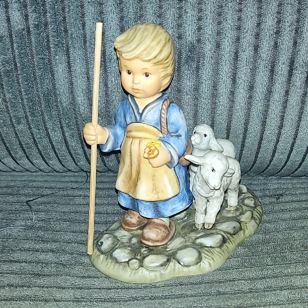 Berta Hummel o Come All Ye Faithful 5 1/4" Figurine